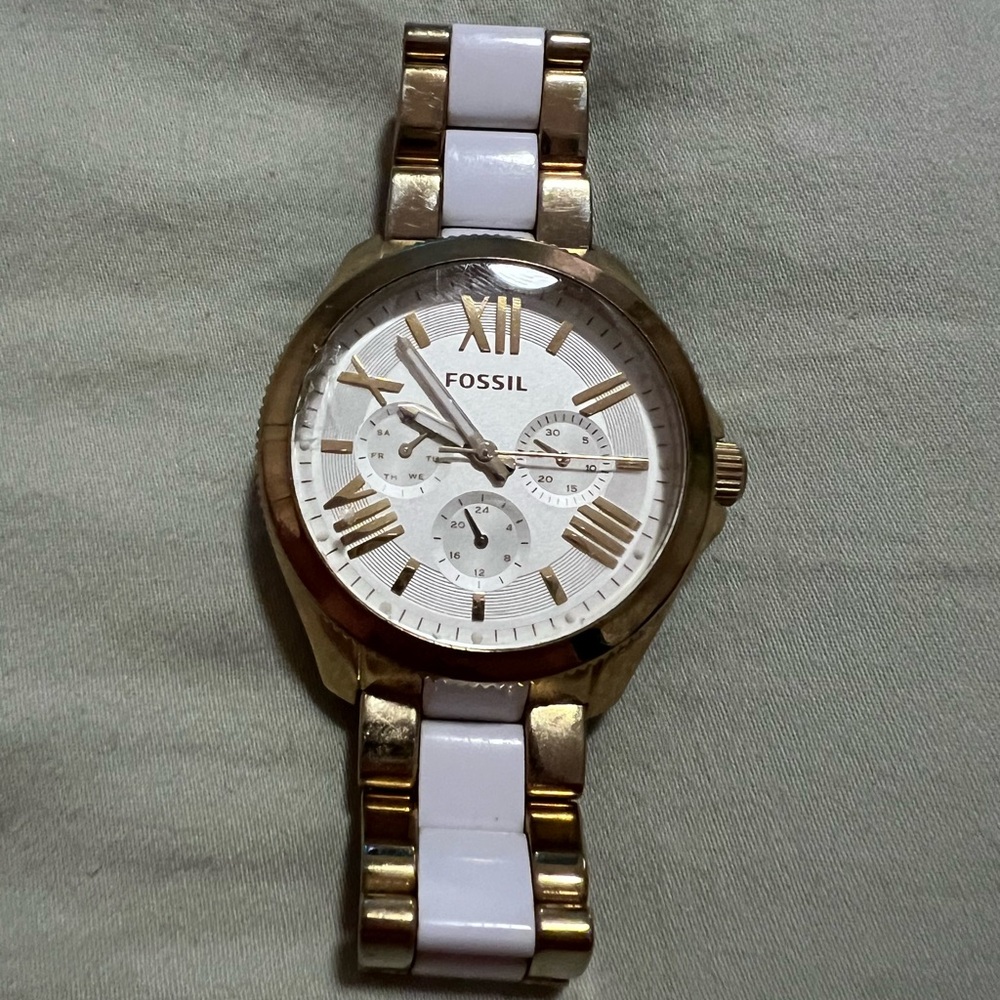 Women’s white and gold fossil watch
